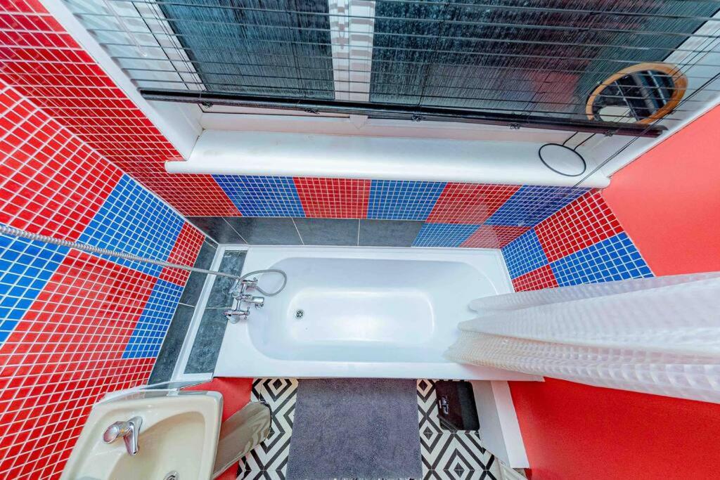 Unique Home W/Garden Hot Tub, Sauna & Cinema Room London Exterior foto