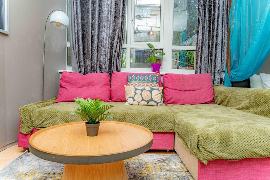 Unique Home W/Garden Hot Tub, Sauna & Cinema Room London Exterior foto