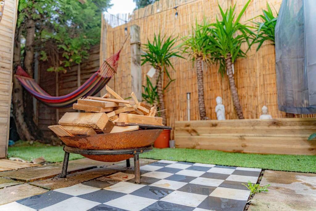 Unique Home W/Garden Hot Tub, Sauna & Cinema Room London Exterior foto
