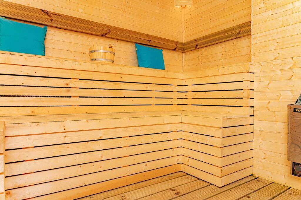 Unique Home W/Garden Hot Tub, Sauna & Cinema Room London Exterior foto