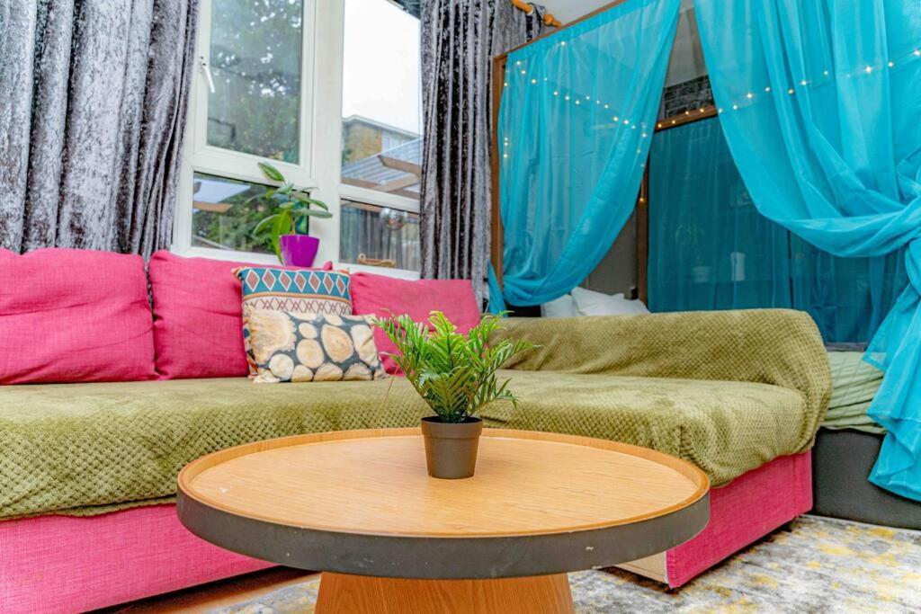 Unique Home W/Garden Hot Tub, Sauna & Cinema Room London Exterior foto