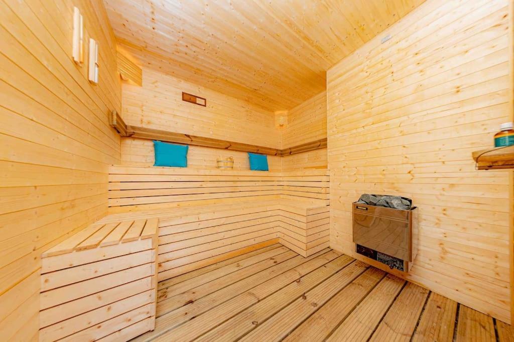 Unique Home W/Garden Hot Tub, Sauna & Cinema Room London Exterior foto